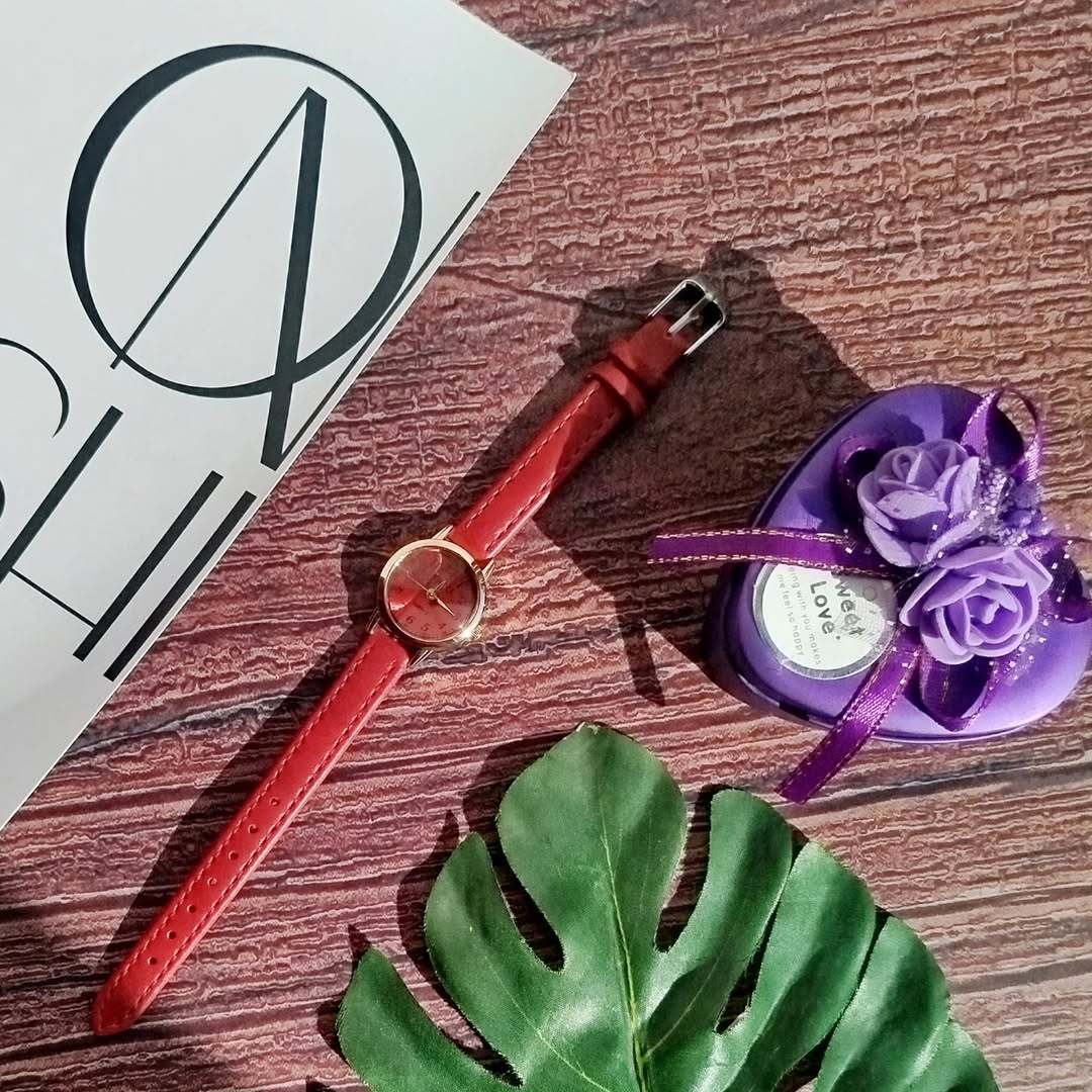 ساعت مچی بند چرمی زرشکی شیشه ذره بینی